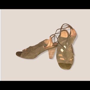 Adorable yet chic sandals!